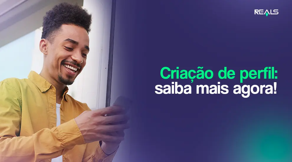 Como criar perfil na Reals Bet Brasil. homem sorrindo mexendo no celular 