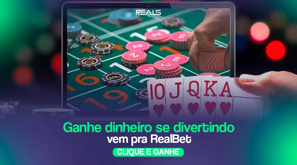 Imagem com fichas de cassino, cartas de baralho e um texto escrito: "ganhe dinheiro se divertindo vem pra Realbet, clique e ganhe"