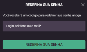 A imagem trata-se de uma janela pop-up com tema escuro para redefinir a senha. O título no topo diz “REDEFINA SUA SENHA” em texto branco sobre um fundo roxo. Abaixo do título, há um texto explicativo em português que diz “Você receberá um código para redefinir sua senha antiga”. Existe um campo de entrada rotulado como “Login, telefone ou e-mail*” onde os usuários podem inserir seus detalhes.
Um botão verde abaixo do campo de entrada diz “REDEFINA SUA SENHA”, indicando a ação para prosseguir com a redefinição da senha.